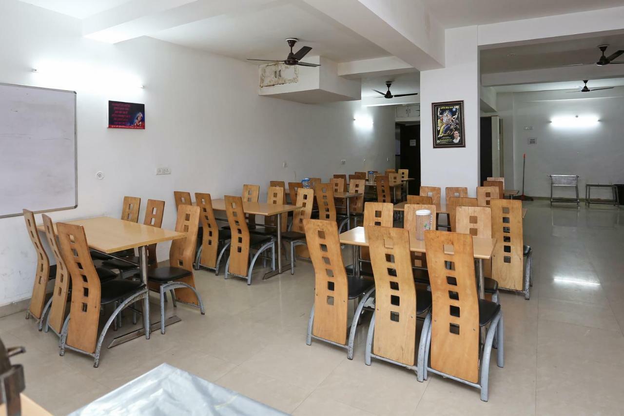 Oyo 13564 Near Prem Mandir Hotel Mathura Exterior photo